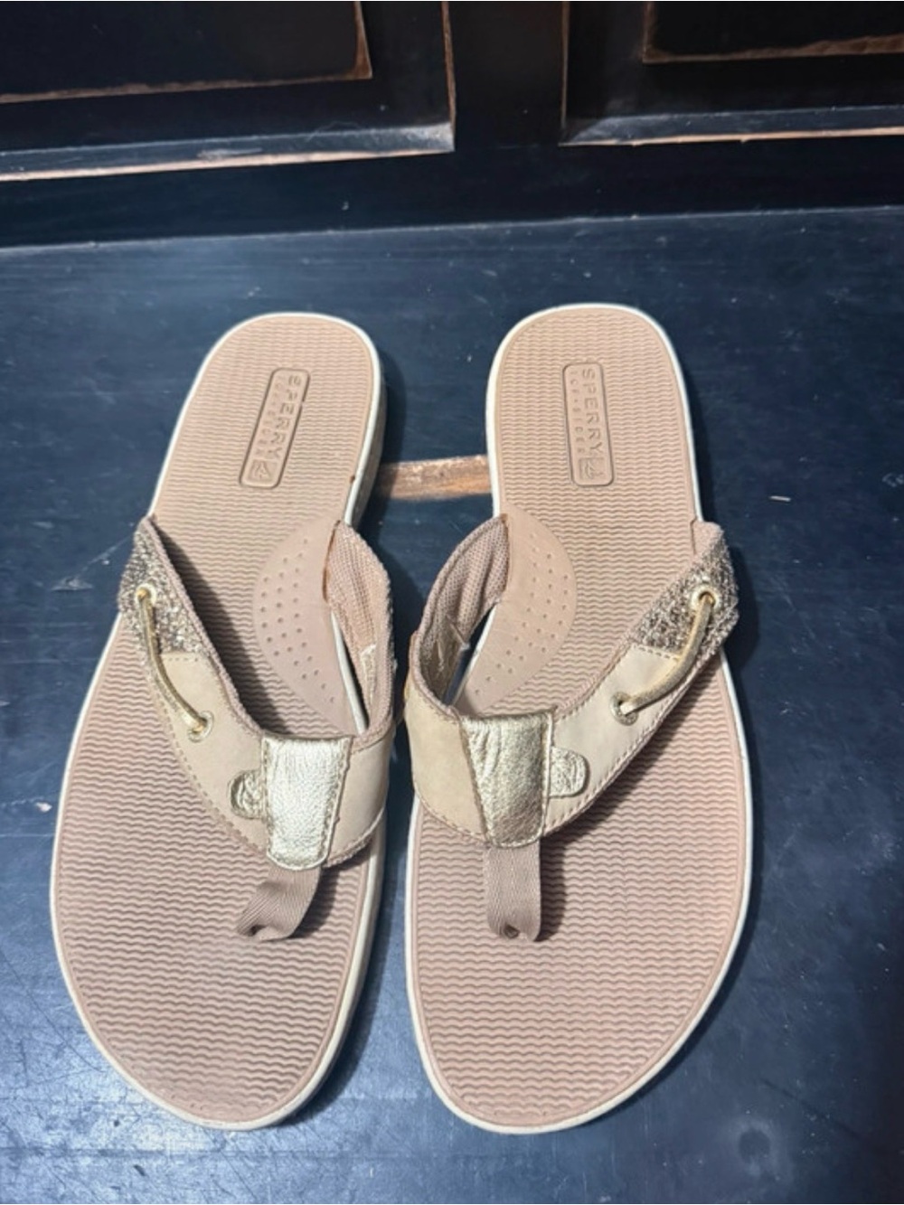 Sperry Women’s Beige and Gold Thong Sandals - size 11